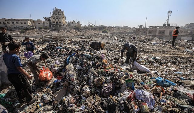 Gazzeliler, zehirli gazların yayıldığı çöplüklerin yakınında yaşamak zorunda kalıyor