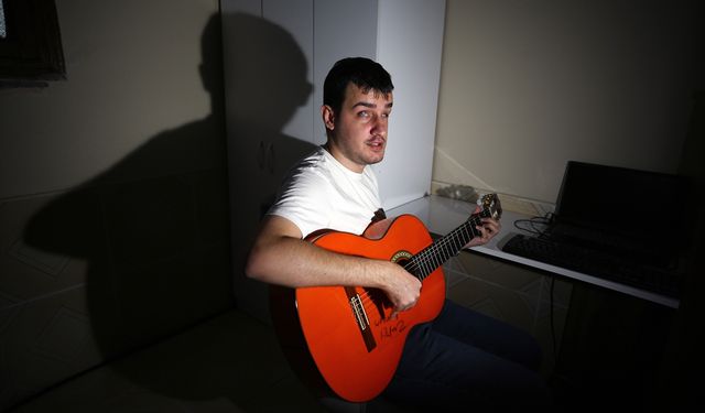 Görme engelli Umut, kendi besteleriyle sahnelere çıkmayı hedefliyor