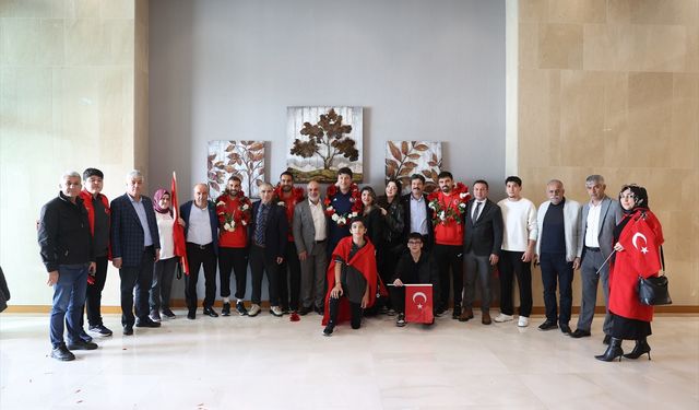 İşitme Engelli Milli Futbol Takımı oyuncuları, Antalya'da coşkuyla karşılandı