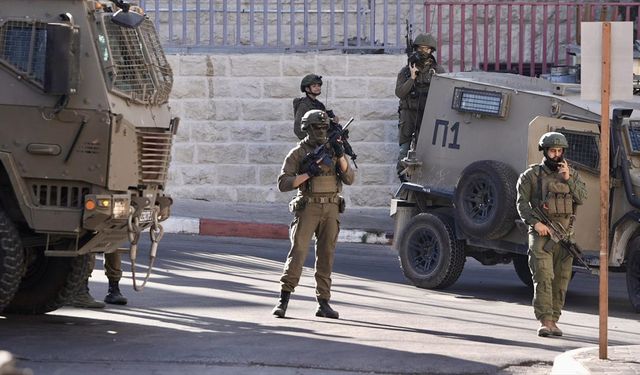 İsrail ordusu işgal altındaki Batı Şeria'da 15 Filistinliyi gözaltına aldı