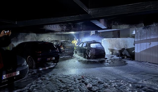 Kahramanmaraş'ta sitenin otoparkında çıkan araç yangınında 18 kişi dumandan etkilendi