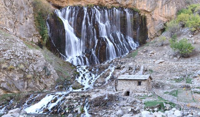 Kayseri'deki Kapuzbaşı Şelaleleri yılın her günü çağlıyor