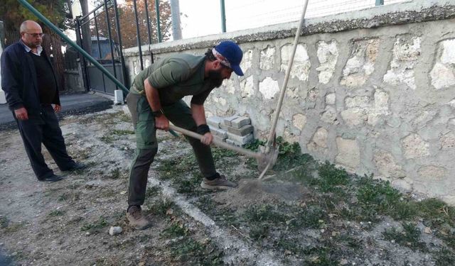 Köpeği ile birlikte tüm Türkiye’yi gezip fidan dikiyor