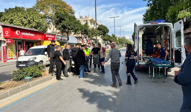 Mersin'de hafif ticari araca çarpan motosikletin sürücüsü yaralandı