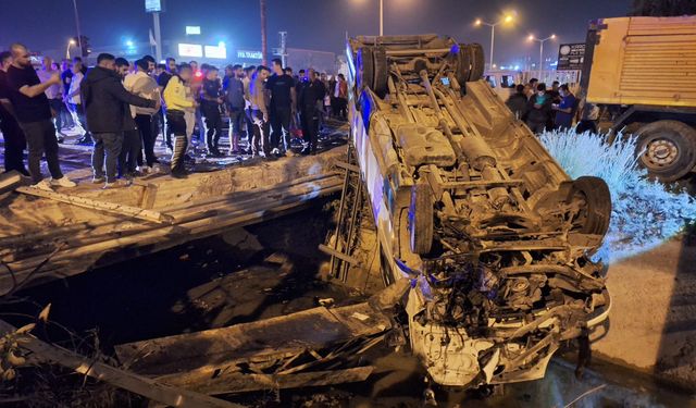 Mersin'de minibüs ile otomobilin çarpıştığı kazada 11 kişi yaralandı