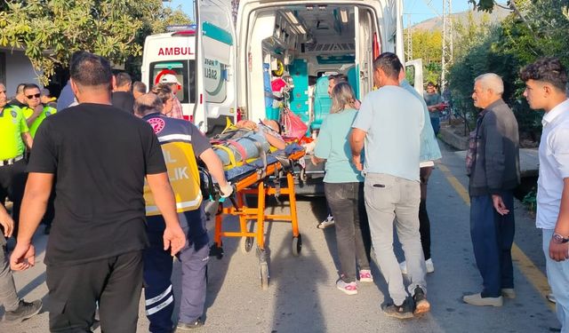 Mersin'de otomobille çarpışan motosikletteki 2 kişi yaralandı