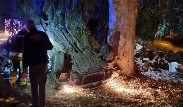 Mersin'de refüje çarparak takla atan otomobildeki 1 kişi öldü, 3 kişi yaralandı
