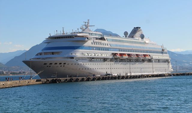 Palau bayraklı kruvaziyer 'Astoria Grande' Alanya Limanı'na demirledi