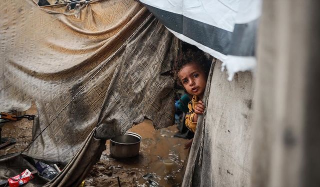 Şiddetli yağış nedeniyle Gazze Şeridi'nde çadırlar su altında kaldı