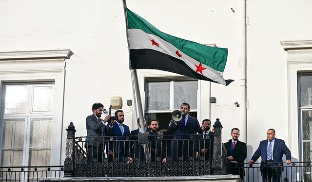 Suriye bayrağı, Londra'da göndere çekildi