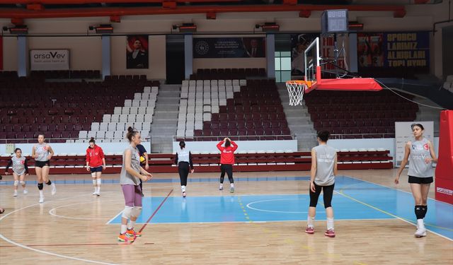 Depremde 8 Sporcusunu Kaybeden Kadın Voleybol Takımı 2. Lig’de Zirveye Oynuyor