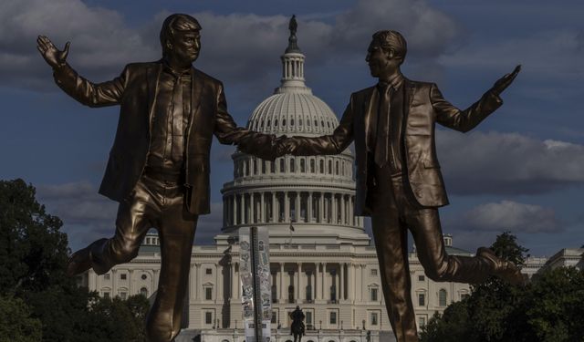 ABD'de, Epstein'in albümünden Başkan Trump'ın da yer aldığı 19 yeni fotoğraf paylaşıldı