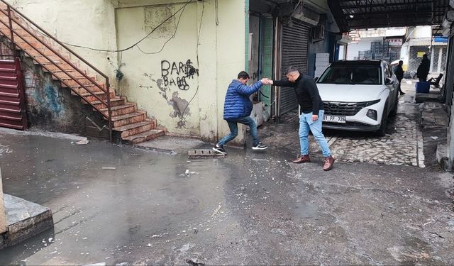 Adana’da esnaf kanalizasyon sorununun bir türlü çözülmemesine tepkili