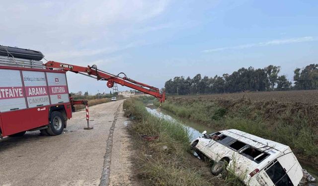 Adana’da tarım işçileri taşıyan servis kanala düştü: 18 yaralı