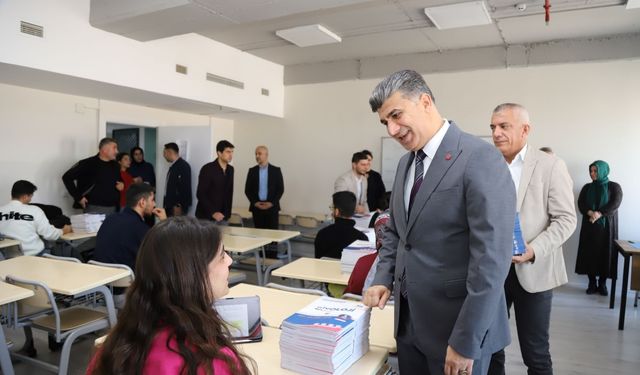 Akdeniz Belediyesinden lise öğrencilerine kaynak kitap desteği