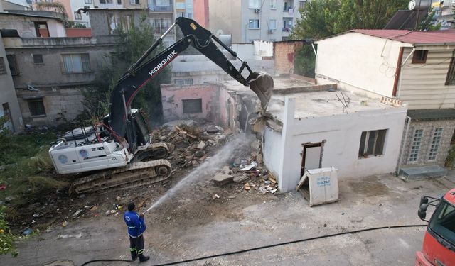 Akdeniz ilçesinde ağır hasarlı müstakil ev kontrollü yıkıldı