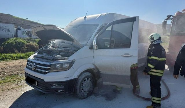 Antakya'da seyir halindeki minibüste korkutan yangın