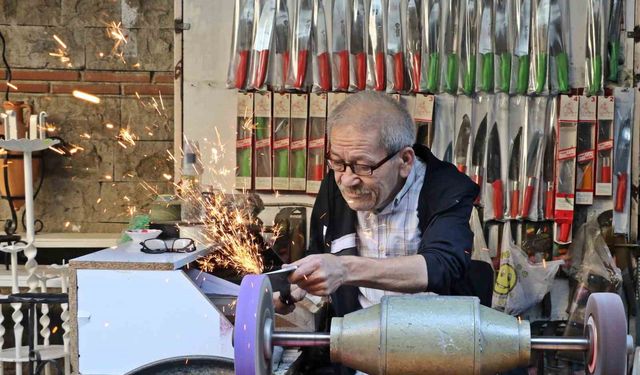 Antalya'da bıçak bileme ustası mesleğini yaşatıyor, 50-60 bin liraya çırak bulamıyor