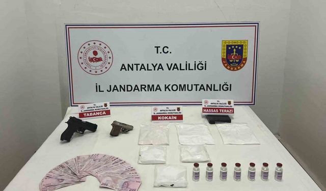 Antalya’da jandarmadan 3 eve uyuşturucu baskını