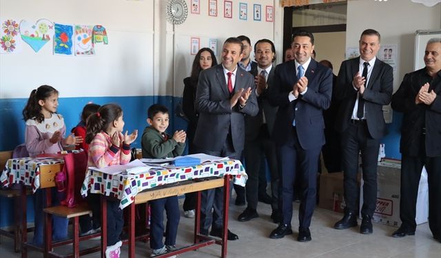 AYSAD üyeleri Hatay'daki depremzede çocuklara ayakkabı dağıttı