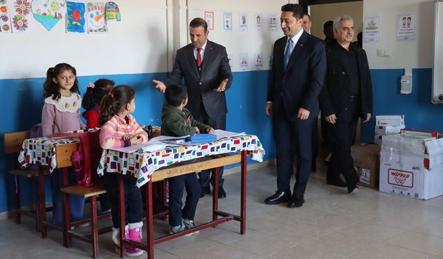 AYSAD üyeleri Hatay'daki depremzede çocuklara ayakkabı dağıttı