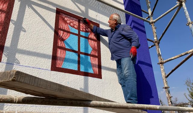 Bucak'ta emekli resim öğretmeni elektrik trafolarını süslüyor