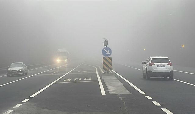D-100 kara yolunun Bolu Dağı geçişinde sis etkili oldu