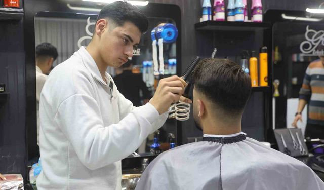 Depreme müşterisinin saçını yıkarken yakalanan kuaförün ustalığını konuşturduğu anlar kamerada