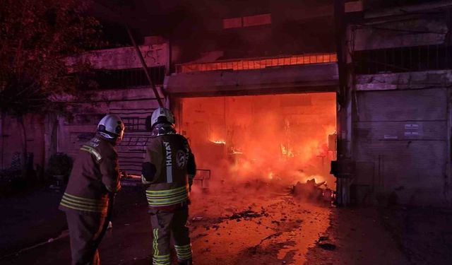 Dörtyol'da iş yeri alevlere teslim oldu