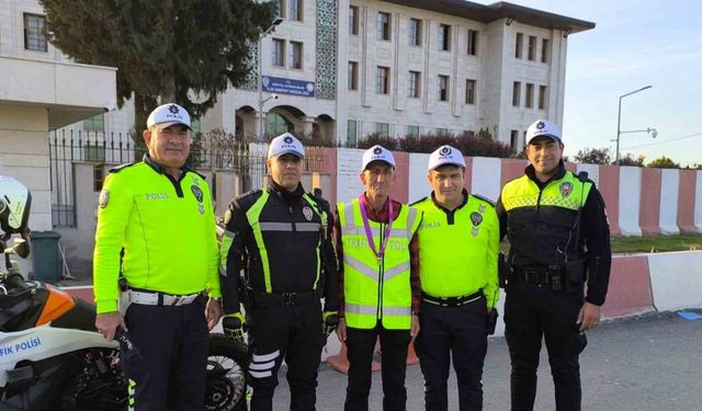 Dörtyol’un sevilen ismi Ömür, polis yeleği giyerek trafik denetimine çıktı