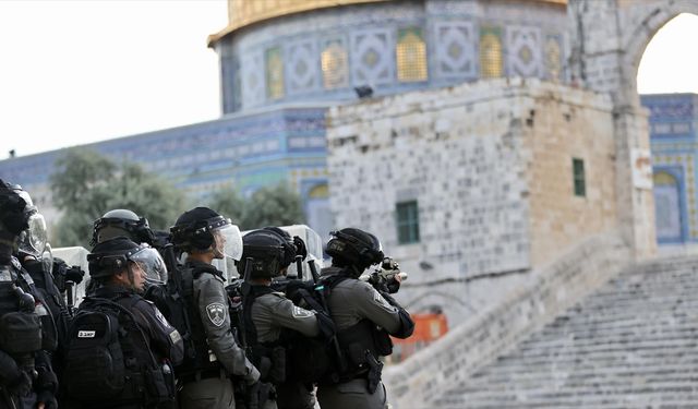 Filistin topraklarını gasbeden İsrailliler, Mescid-i Aksa'ya baskın düzenledi