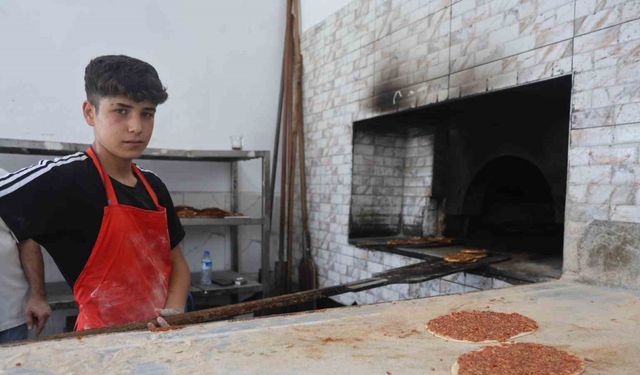 Fırında yerleri süpürerek çıraklığa başlayan 16 yaşındaki çocuk, 6 yıldır meslek öğrenmek için emek veriyor