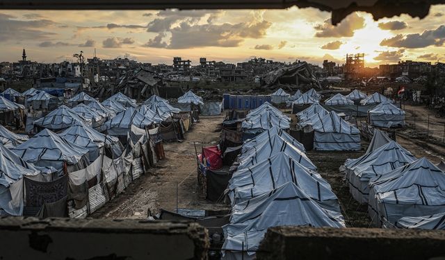 Gazze'de şiddetli yağış yerinden edilen Filistinlilerin çadırlarını sular altında bıraktı