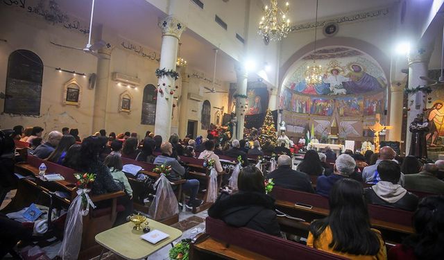 Gazze'deki Hristiyanlar Noel ayininde İsrail'in neden olduğu yıkımın ortasında barış için dua etti