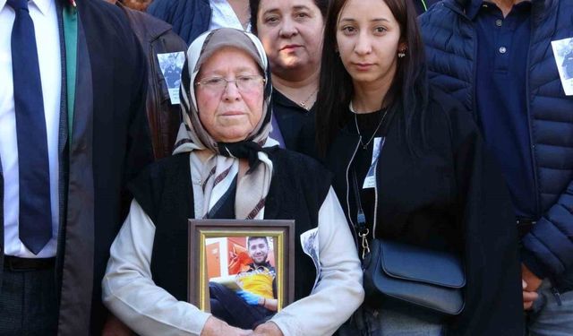 Genç paramedik sigara isteme bahanesiyle gasp ve darp edilip öldürüldü, anne duruşmaya oğlunun fotoğrafıyla geldi