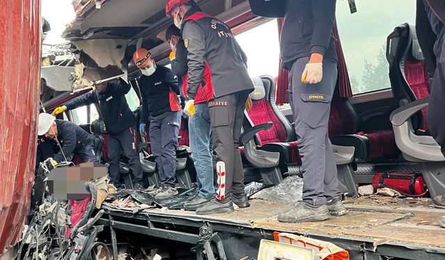 GÜNCELLEME 3 - Osmaniye'de yolcu otobüsünün tıra çarptığı kazada 7 kişi öldü, 11 kişi yaralandı