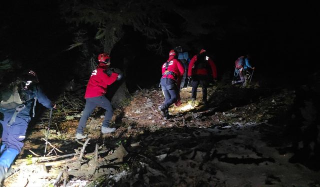 GÜNCELLEME - Adana'da dağda mahsur kalan 3 kişi kurtarıldı