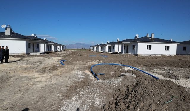 Hatay'da kırsal deprem konutlarının yapımı sürüyor