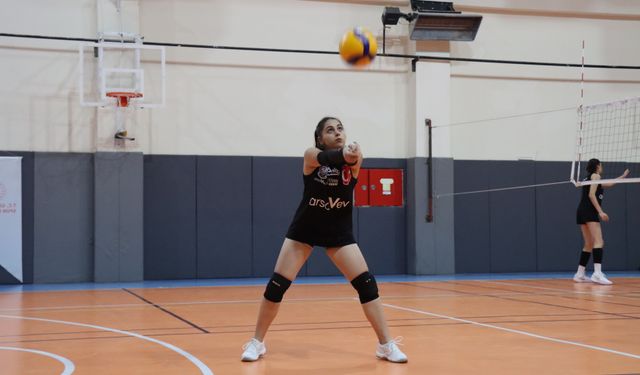 Hukuk öğrencisi genç voleybolcu Yaren, hem parkede hem adliyede başarı hedefliyor