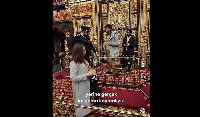 İngiltere Parlamentosunda Kral tahtı önünde Lordlar Kamarası karşıtı eylem