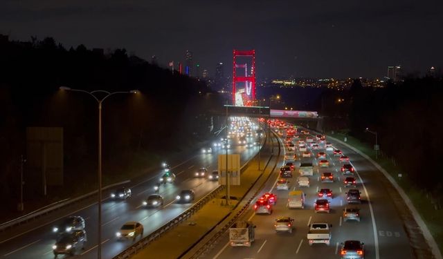 İstanbul'da akşam saatlerinde trafik yoğunluğu oluştu