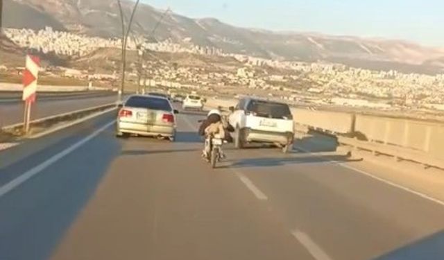 Kahramanmaraş’ta motosikletle tehlikeli sürüş kamerada