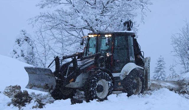 Kastamonu'da köy yolları karla mücadele ekiplerinin çalışmasıyla açılıyor