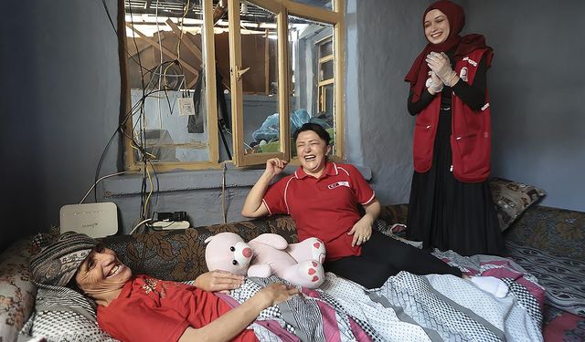 Konya'da yaşayan baba ve engelli kızı Türk Kızılayın sürpriziyle mutlu oldu