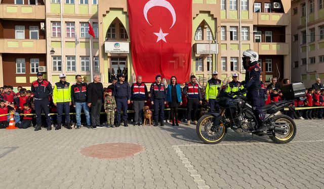 Kozan ilçesinde jandarma ekipleri öğrencilerle bir araya geldi