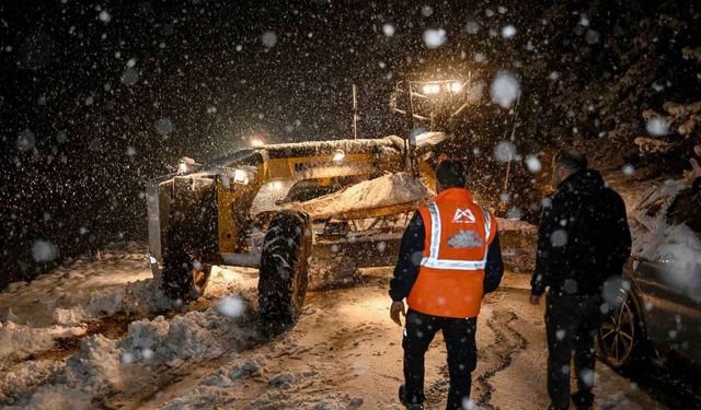 Mersin Büyükşehir Belediyesi, kar yağışına karşı 13 ilçede 7/24 teyakkuzda