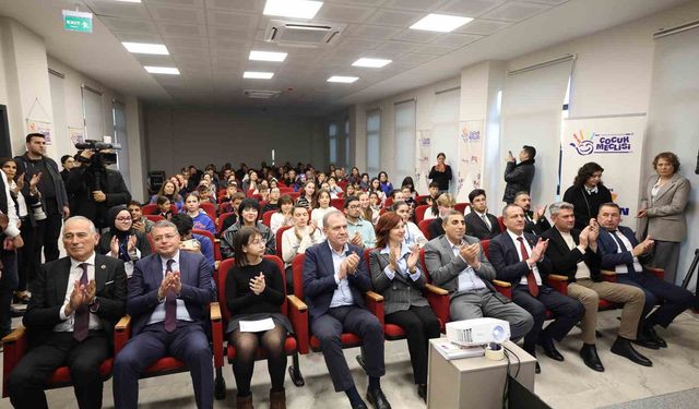 Mersin'de Çocuk Meclisi üyeleri sertifikalarını Başkan Seçer'den aldı