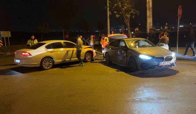 Mersin'de iki otomobilin çarpıştığı kazada 2 kişi yaralandı