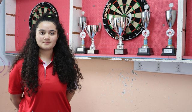 Milli dartçı Zehra Gemi, İngiltere'de altın madalya kazandı