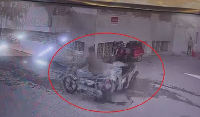 Motosikletlerin kafa kafaya çarpıştığı anlar kameraya yansıdı